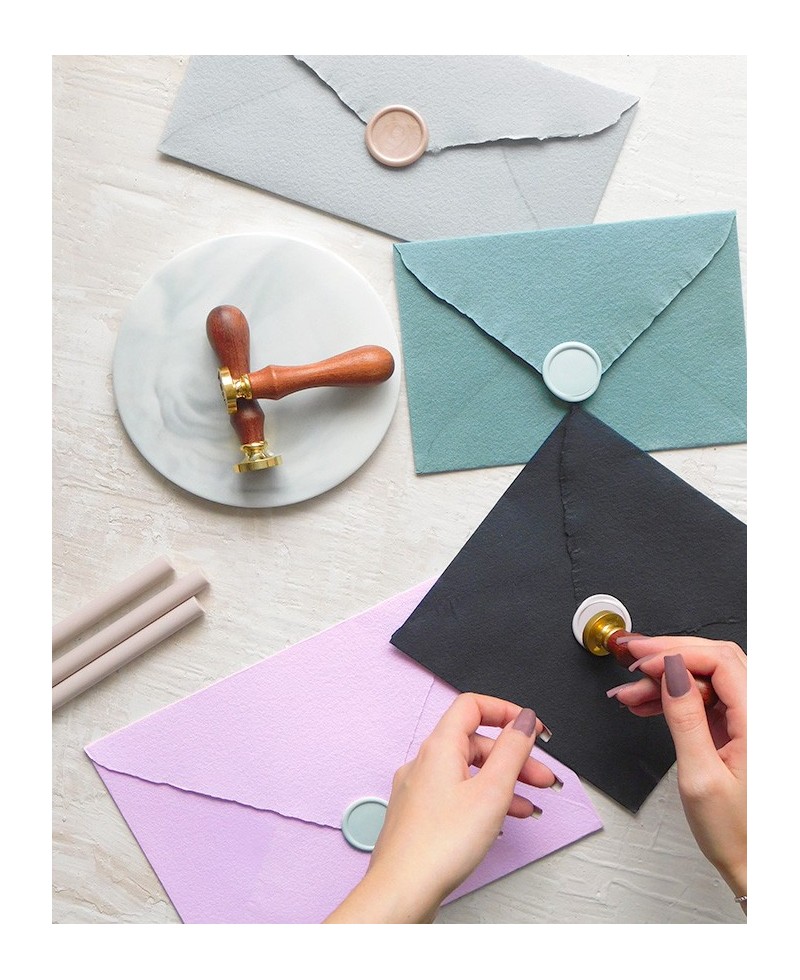 Invitaciones de boda con sobres artesanales