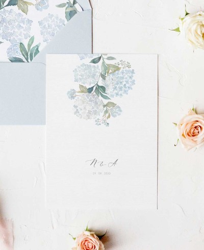 Invitación con hortensias azules para enlaces